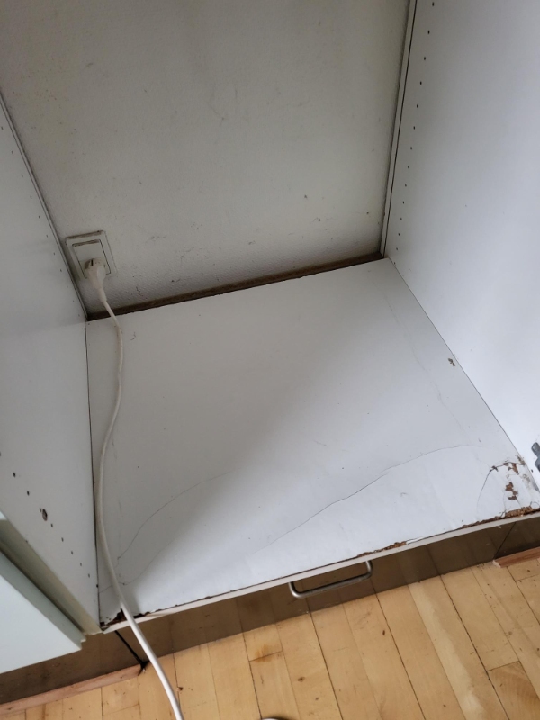 Mit køleskab har ødelagt bunden i mit skab. Bunden skal udskiftes. ca. 56*56 cm.