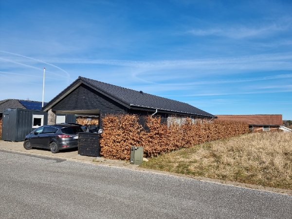 Montering af solceller (24 paneler på 2 rækker på 1 plans villa)