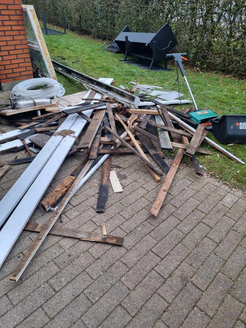 Jeg søger 1-2 som vil fjerne alt affald omkring mit hus som vi har renoveret