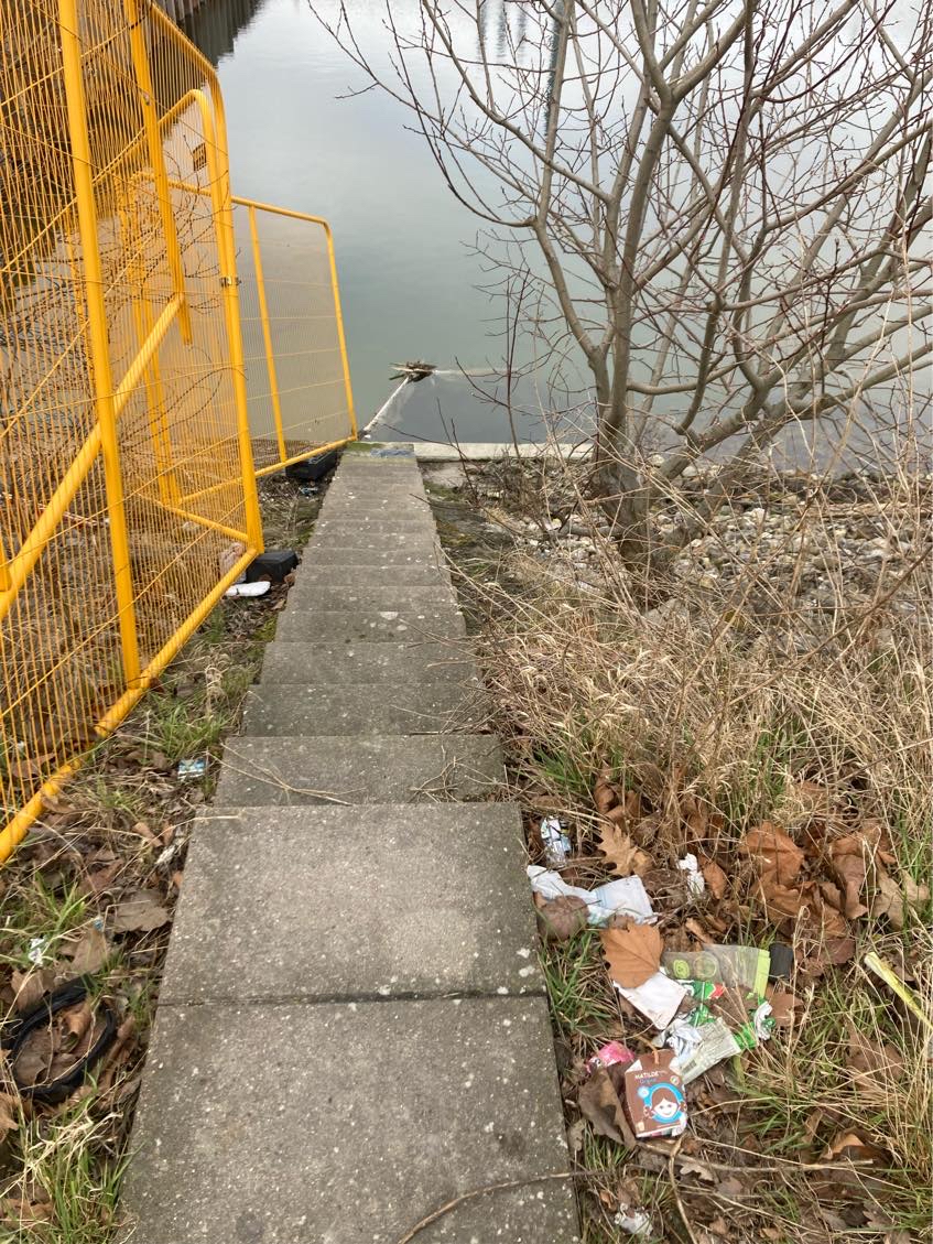 Flytte påhængsmotor. Ind i trailer. Og båret ned og påsat på båd. 80kg.