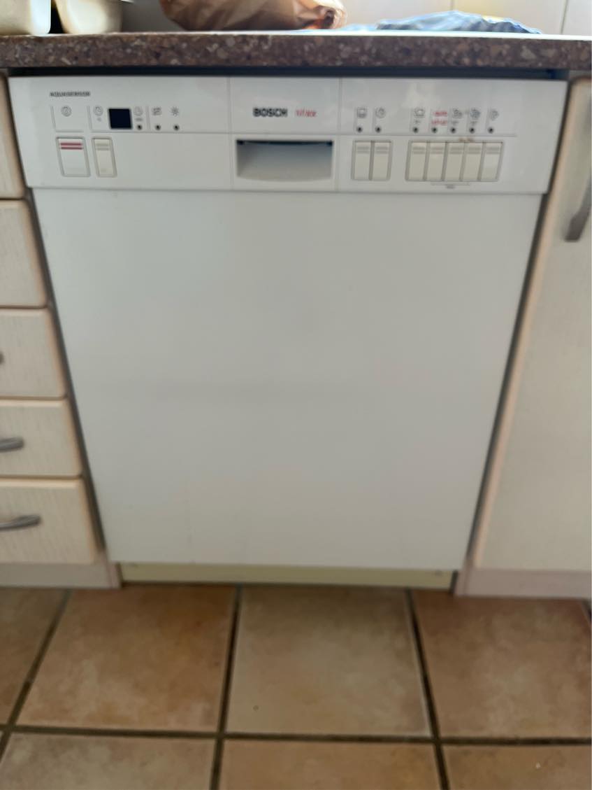 Afmontering og bortskaffelse af 3  hvidevarer: Vaskemaskine, tørretumbler, opvaskemaskine