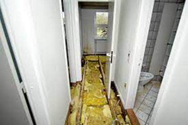 Nedrivning af gammelt hus