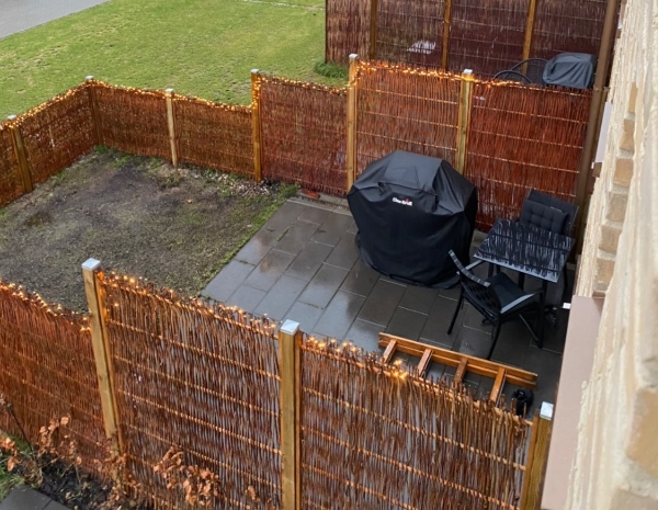 Et hegn sat op- halvt hegn da naboen har sat op i deres side se billede