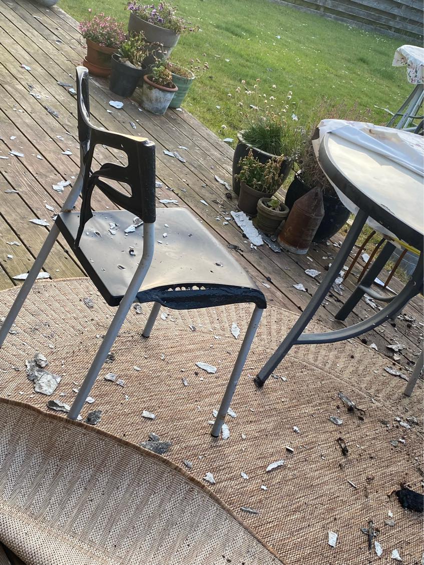 Oprydning efter brændt udhus.