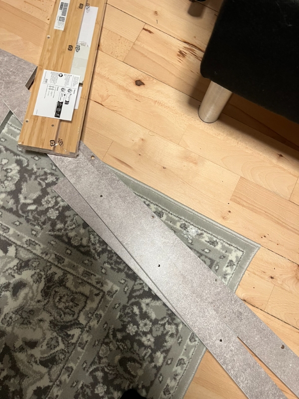 Opsætning af væghængt klapbord (stue), vægthængt plade (badeværelset), forøgelse i højde af gardinstang (badeværelse)