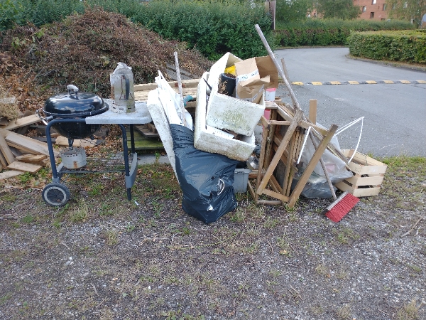 Kørt en bunke usorteret storskrald til genbrugspladsen i Hillerød