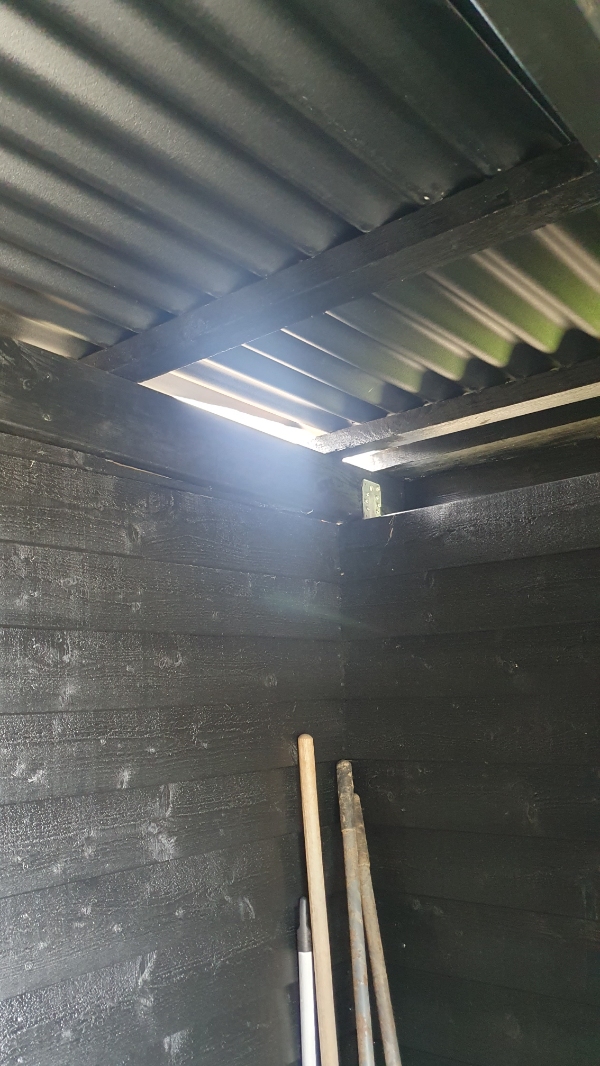 Ophæng ad 5 hylder. Bordplade i bryggers. Udskiftning af tagplade på skur. Udskiftning af ventilator