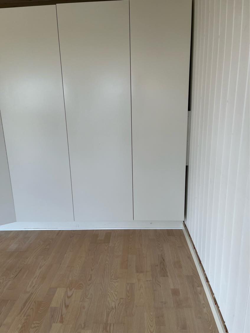 Opsætning af skillevæg til værelse