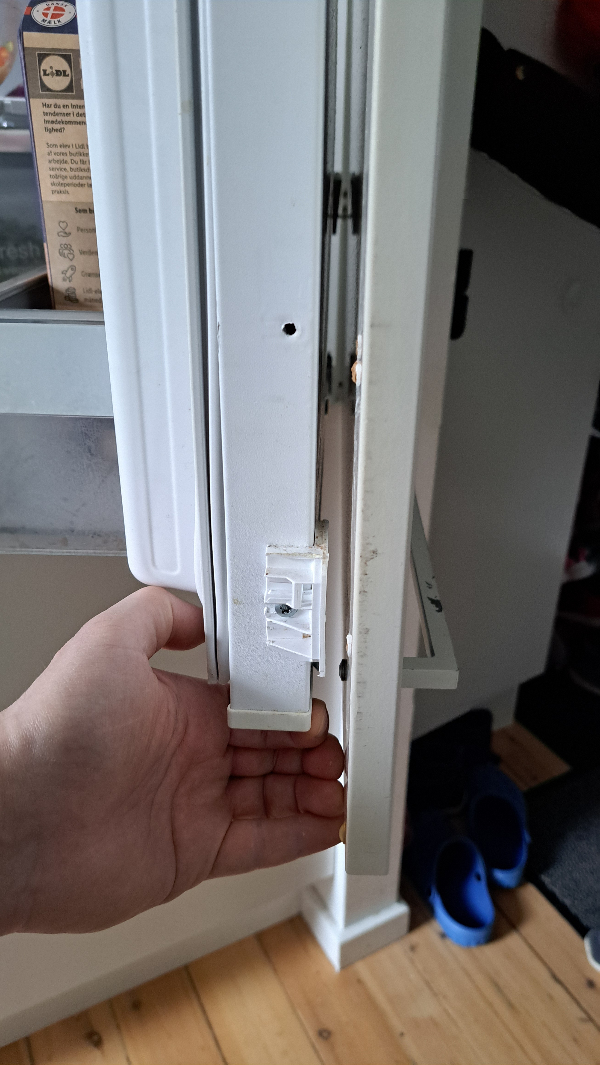 Fastgørelse af køleskabets udvendige låg