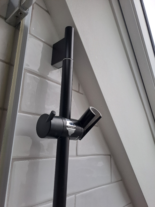 Skift af holder på brusestang i baderum og skift af reservedel på bruseamaraturet