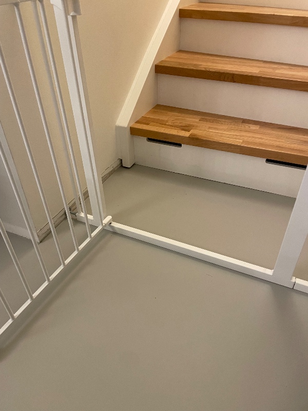 Opsætning og maling af gulvpaneler