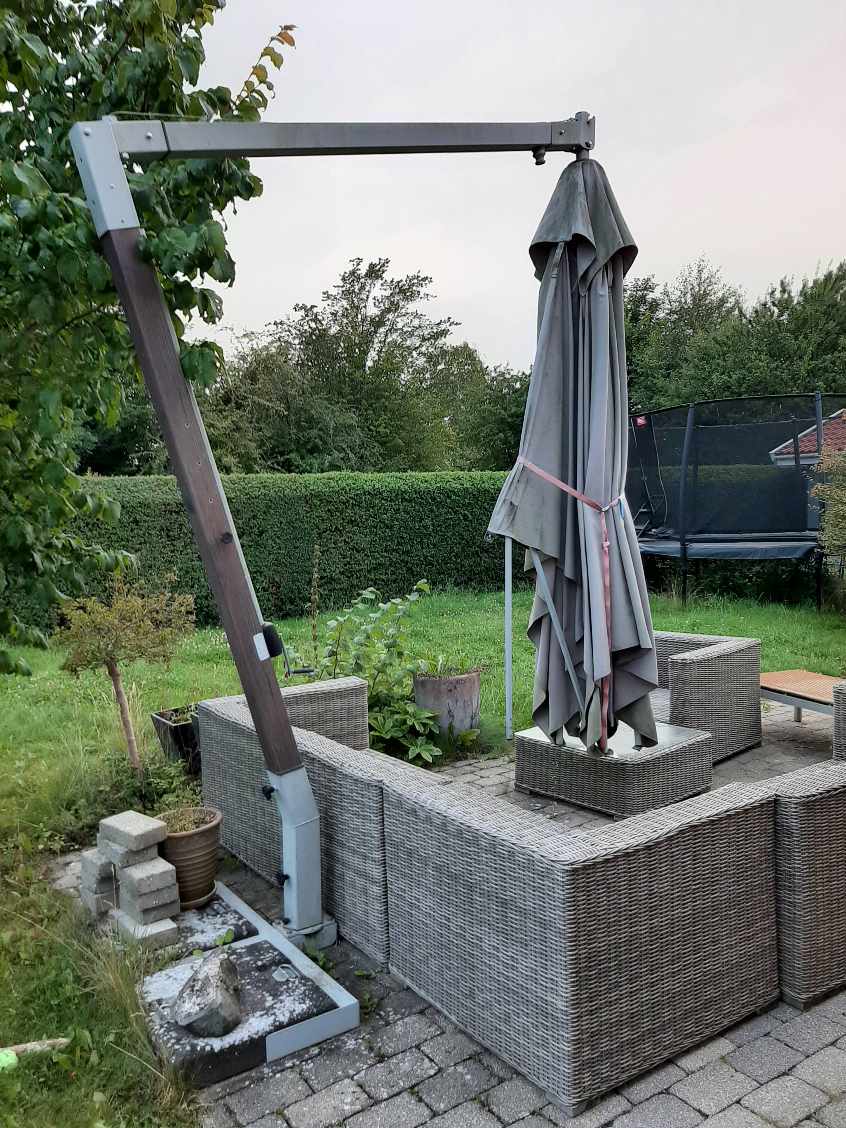 Bortskaffelse af stor parasol med kontravægt