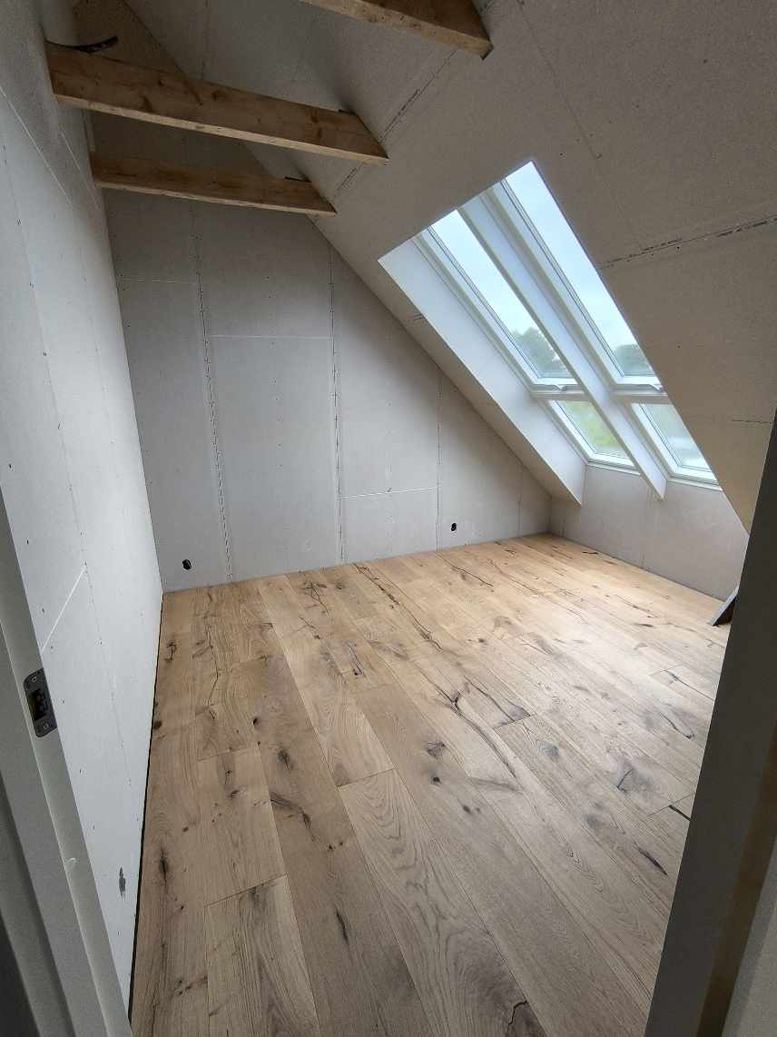 Opsætning af lister (ved gulv og døre)