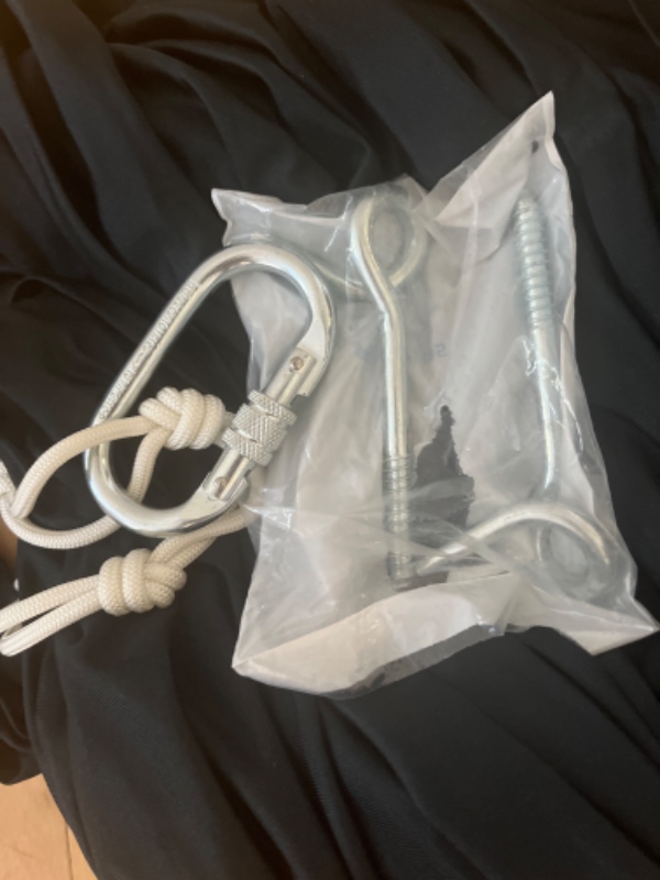 Ophæng af yoga gynge i gips/murstens loft. Den skal kunne holde en voksen persons vægt.