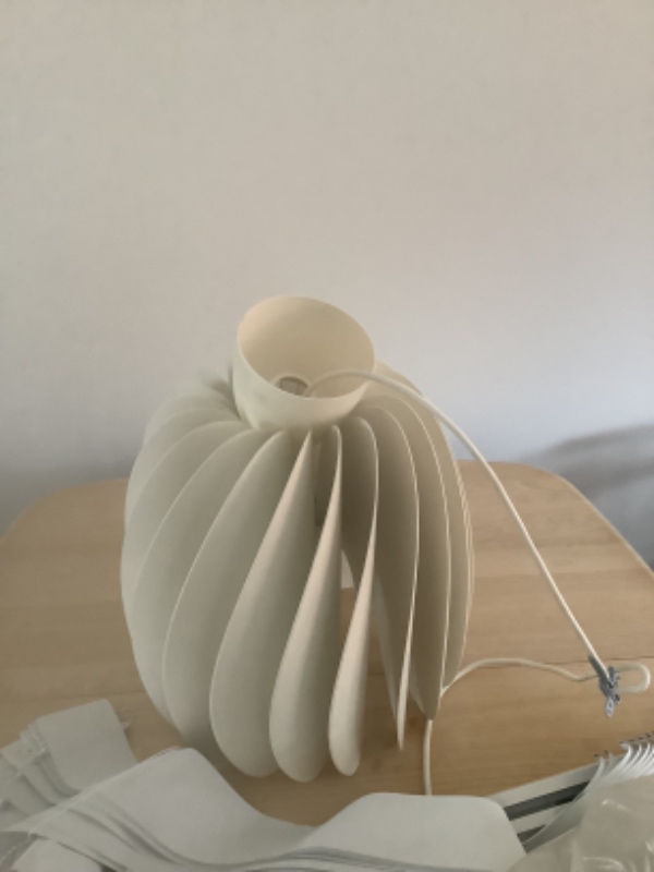 Opsat lamelgardiner i stue , soveværelse og værelse. Lamper i stue og køkken og gang og soveværelse.