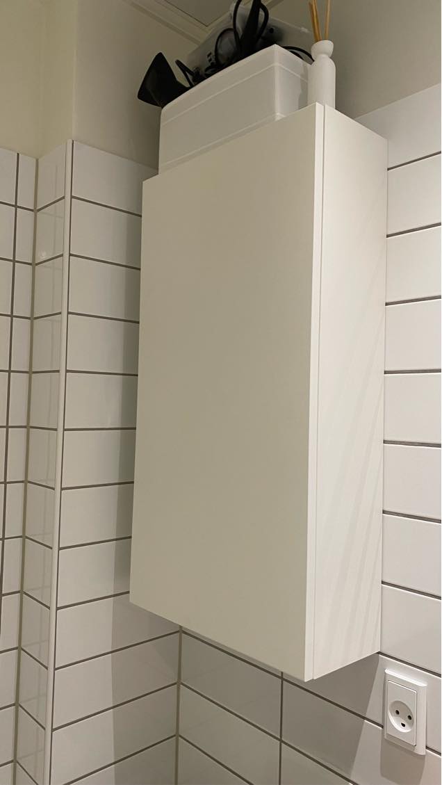 Hænge et skab og et billede op på badeværelse