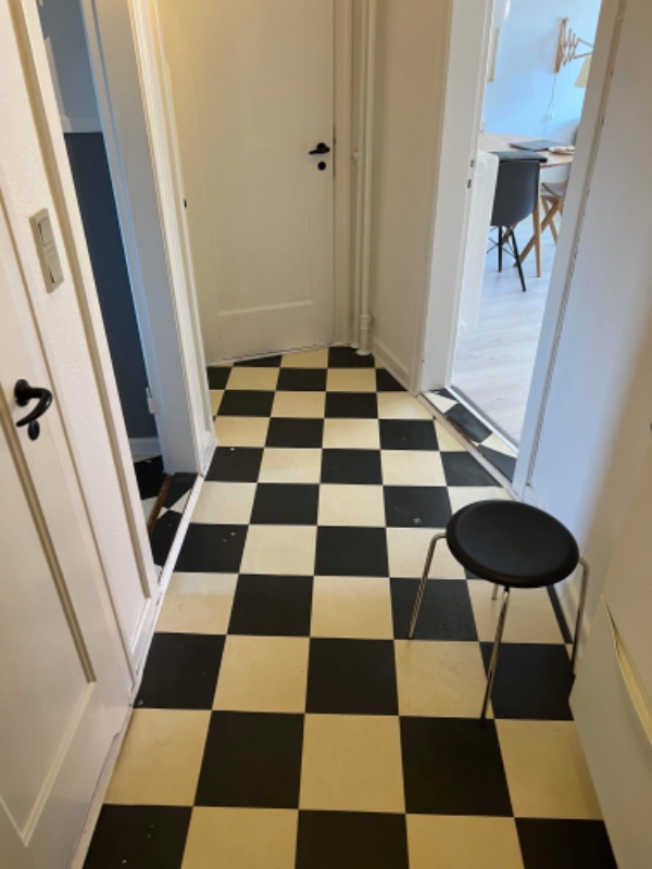 Skiftet linoleum i gang og køkken plus på dørtrin i lejlighed