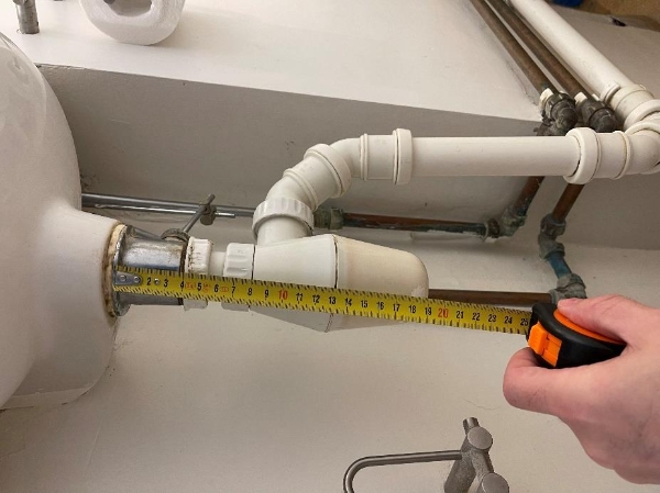 Udskiftning af toiletvaskarmatur, afløbsforbindelser  og ventilator