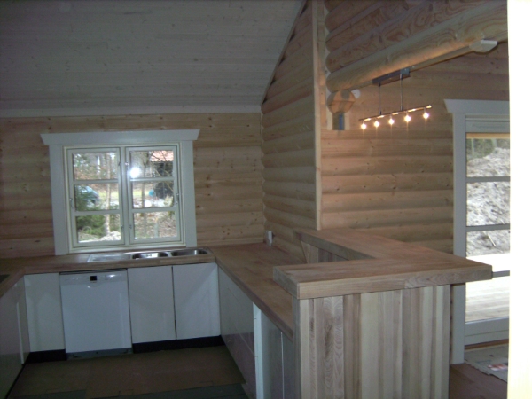 Have vasket alle indvendige bjælker i et sommerhus.