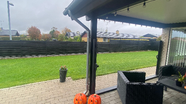 Maling af hegn rundt om huset