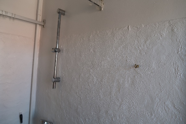 Spartling/glatning af badeværelsesvægge