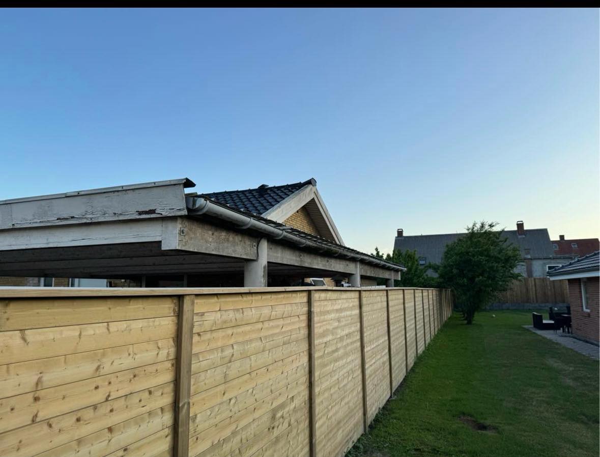 Nedrivning af carport og fjernelse af affald