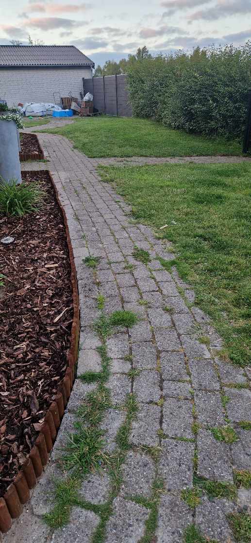 Ordnet fjernet græs på og langs flisegang