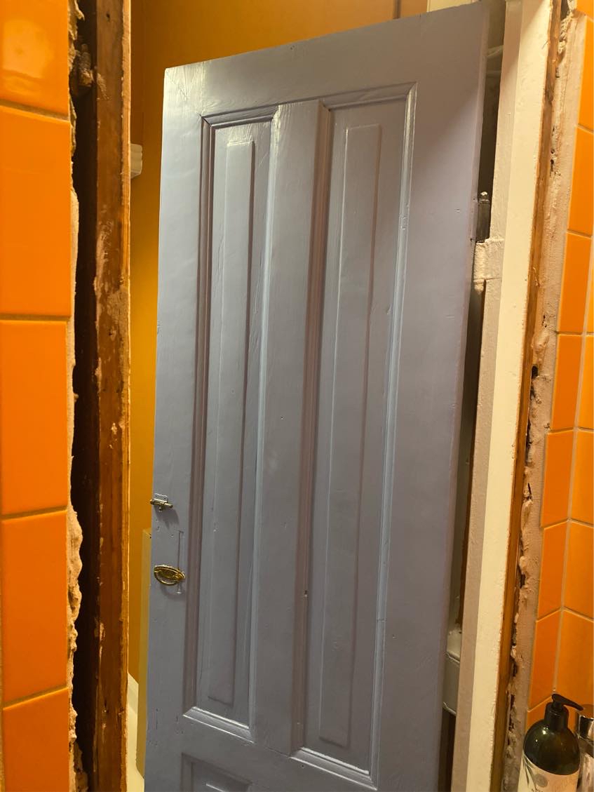 Der skal sættes lister op omkring badeværelsedøren - på flisesiden. Og lavet et rørskjuler i køkkenet. Alle materialer er købt