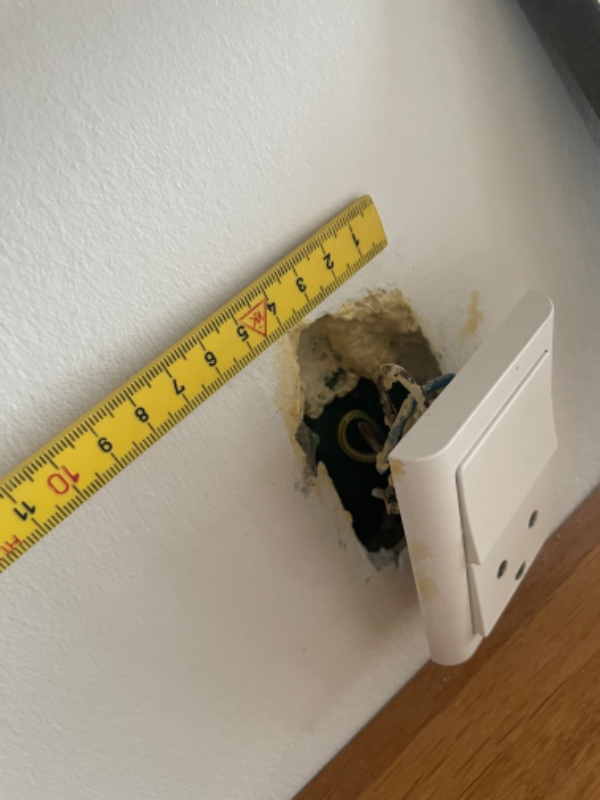 Montering af stikkontakt i væggen