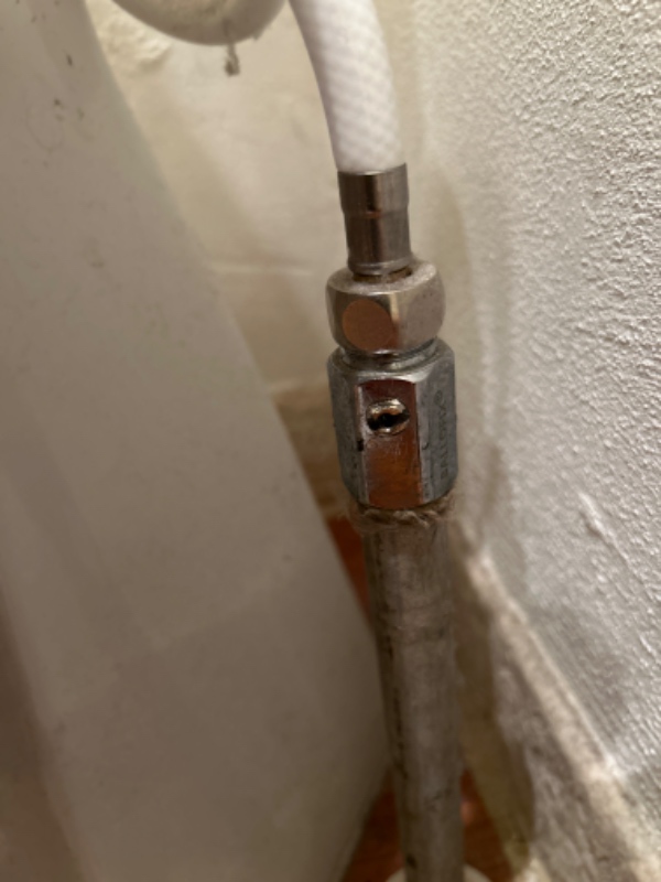 Skift af ballofix før toilet. Skift af ‘indmad’ til ifø sign toilet