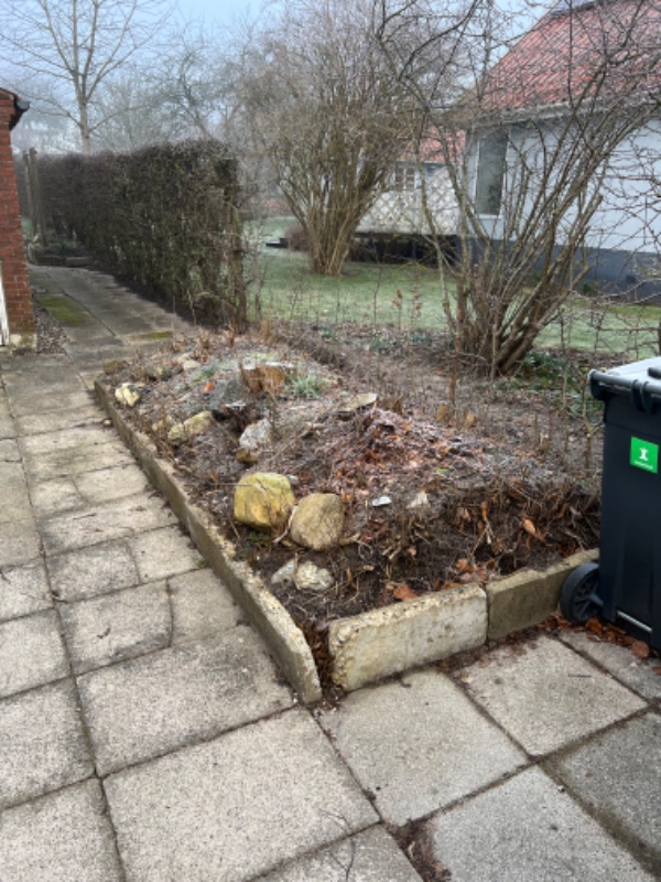 Nedgravning af trampolin og fjernelse af rødder