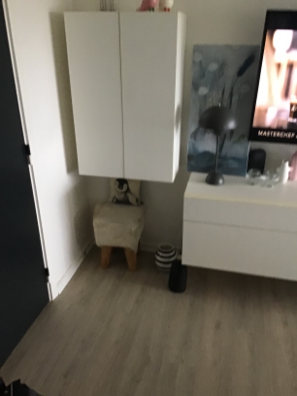 1 skænk og et mindre skab nedtages af væg.  1 sofa og 1 bord flyttes ud fra væg