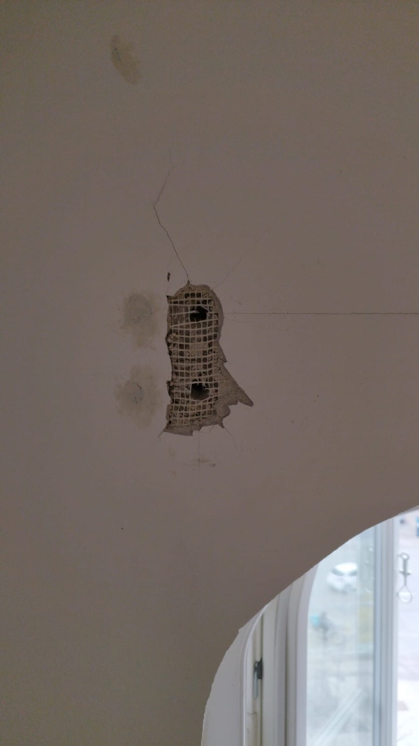 Væg reparation og gardinopsætning