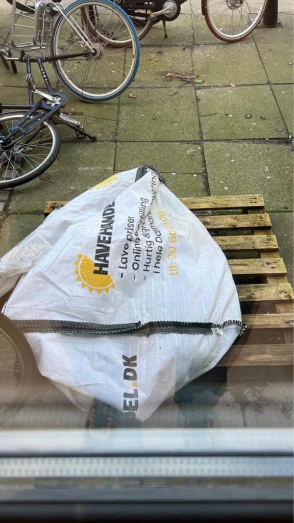 Afhentning af jord i en pose (tung) + en palle