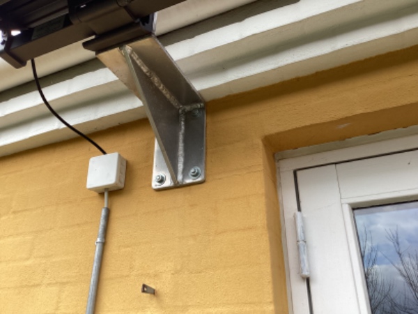 Jeg skal have nedtaget en markise. Den er ca. 4 meter lang.