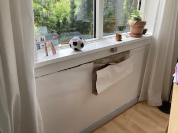 savsmuldstapet sat op under et vindue, hvor det gamle har løsnet sig og er ved at falde ned