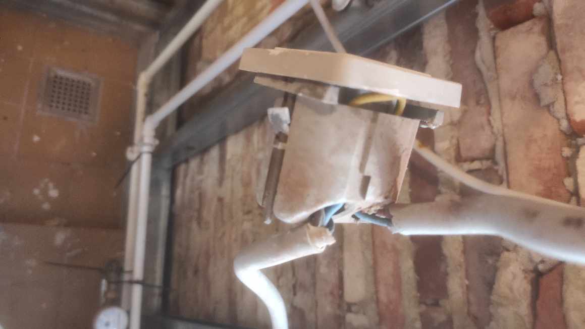 El. Jeg skal bare have splejset et 230 volt elkabel (treleddet) med krympeflex -så jeg kan droppe stikdåsen.