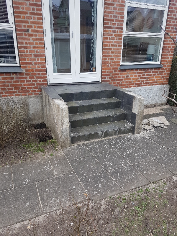 Nedbrydning af 4 trins havetrappe i beton. Mål l 180 x b 150 x h 100cm.