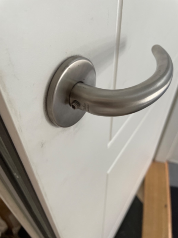 Dørhåndtaget til hoveddøren. Sidder løst og falder af hele tiden.