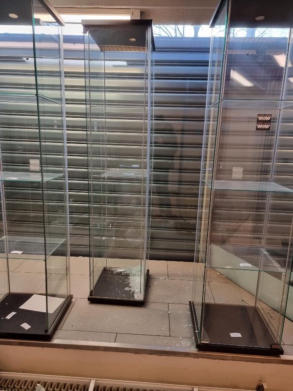 Tømning af butik for inventar og affald