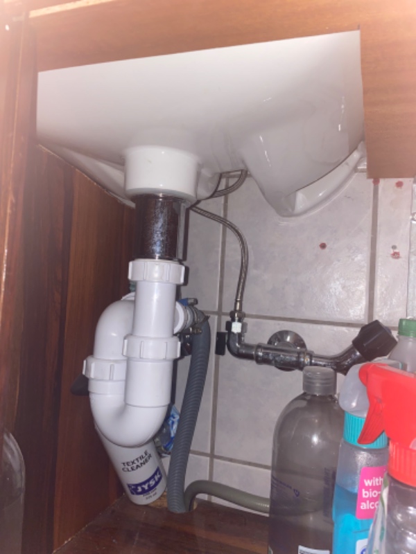 Fjerne et badeværelsesmøbel og opsætning af nyt. Samt hylder