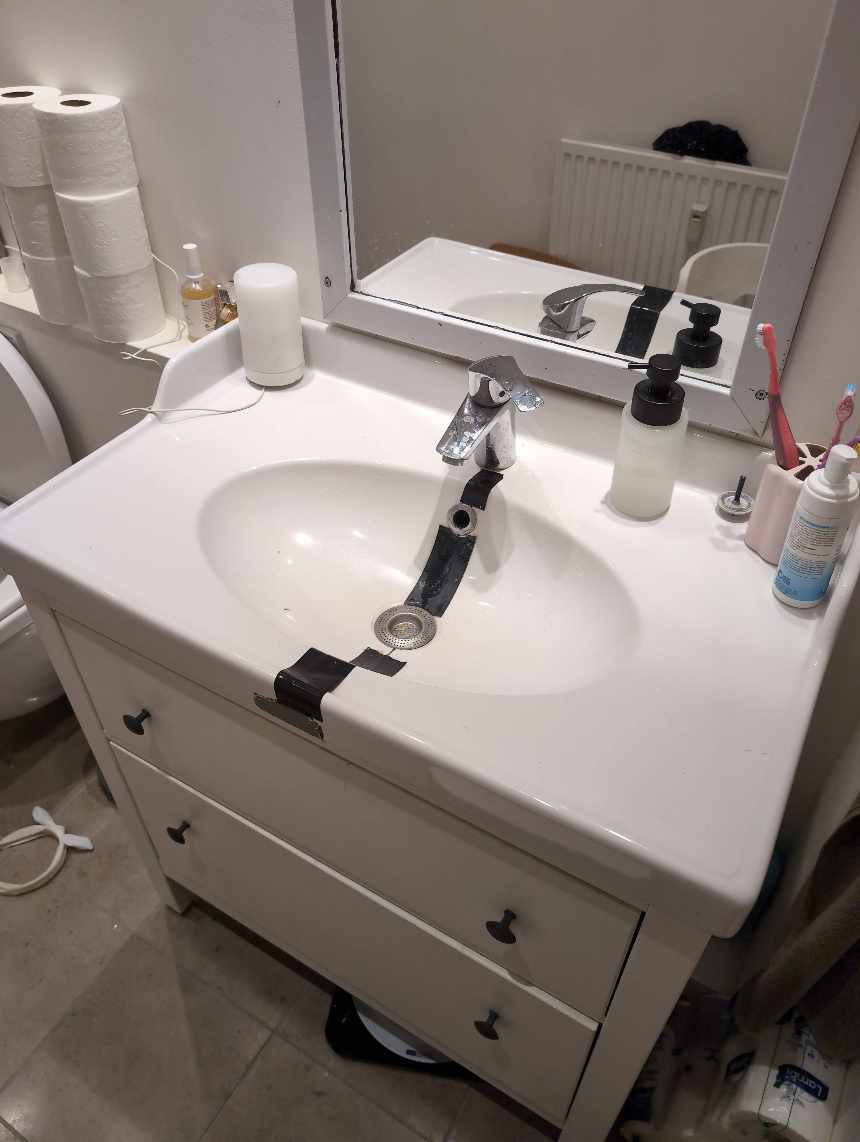 Vi skal have skiftet en håndvask på toilettet, skiftet toiletbrættet, skiftet armatur i køkken