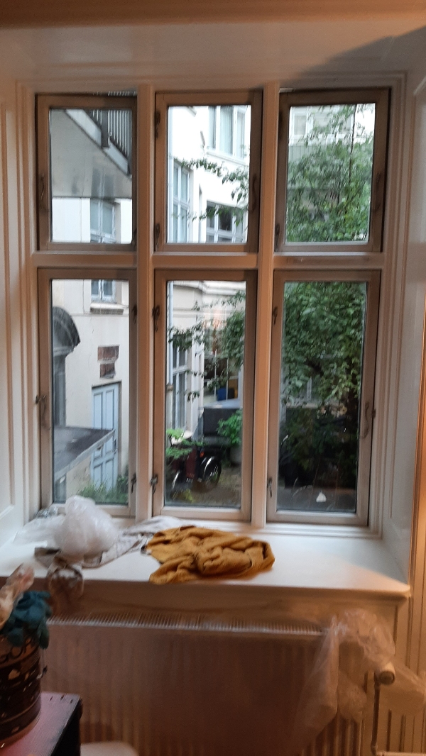 Maling af indvendige rammer om vinduesglasset