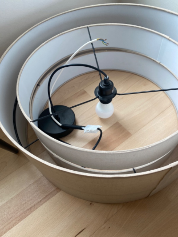 Ophængning af 3 lamper, 3 billederamme, 2 gardiner, en rullegardin, (2 vinduesfolie), en mindre reol og en spejl.