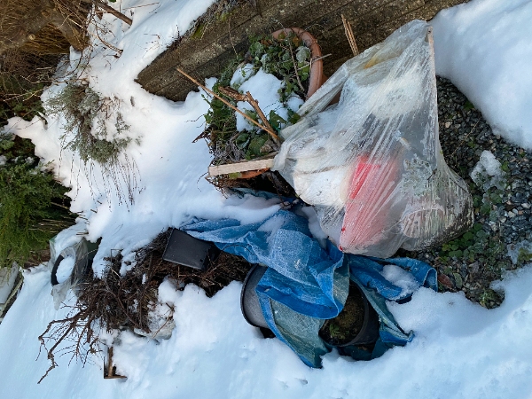 kørt haveaffald, krukker mv væk