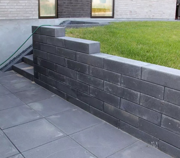 Udjævning af hældning i have + støttemur 