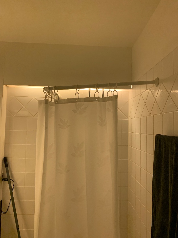 Lampe, vandhane og stativ til bruserforhæng