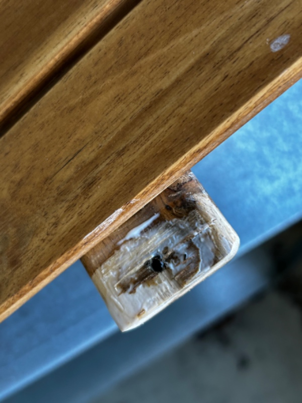 Plade faldet af havebord - muligvis pga løse skruer