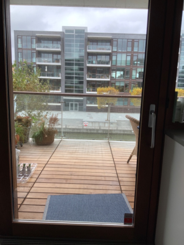 Skydedør. Døren kan lukke, men håndtaget kan ikke drejes så den lukker tæt