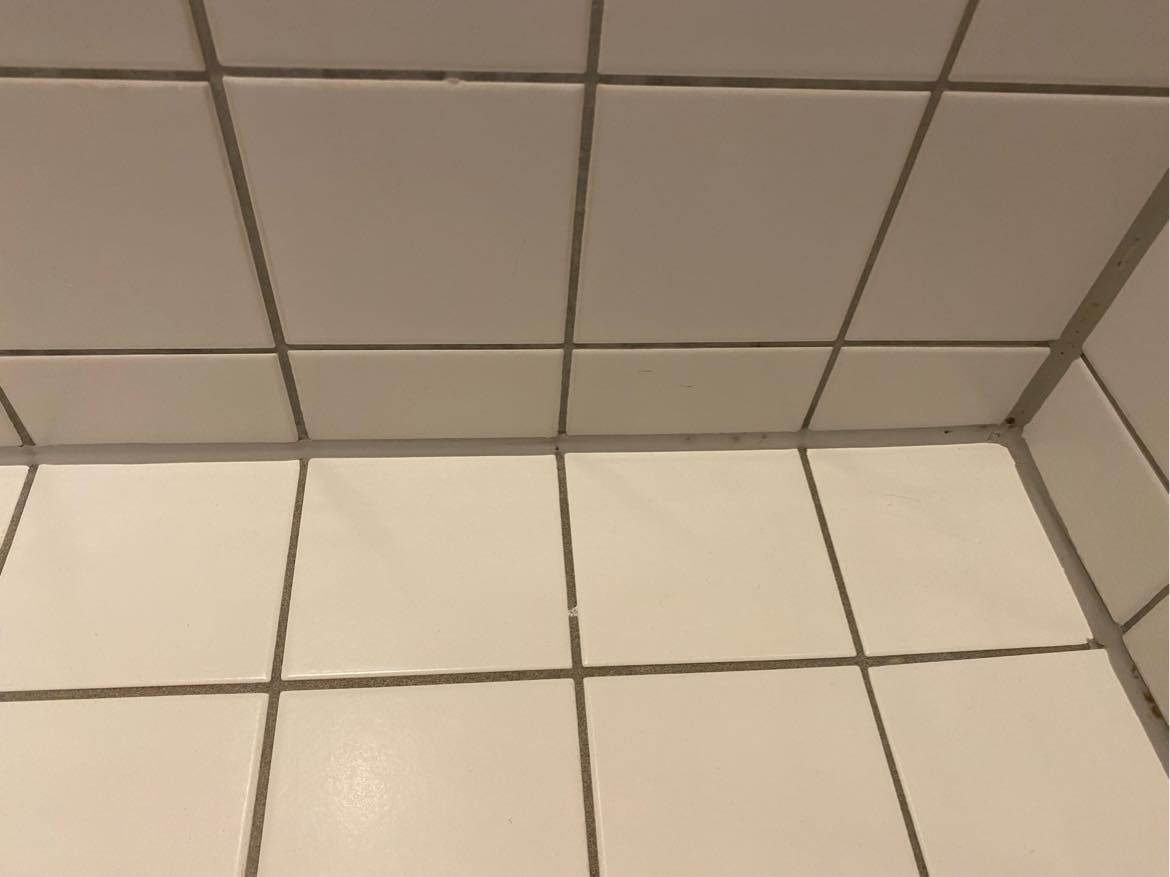 Skift af fuger i badeværelse